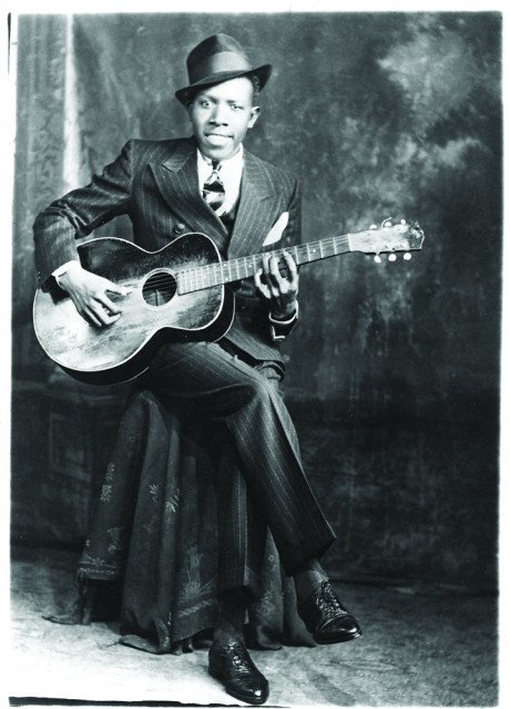 1935年，Robert Johnson手持一把Gibson L1在孟菲斯的Hooks Brothers Studio摆拍了一张照片。