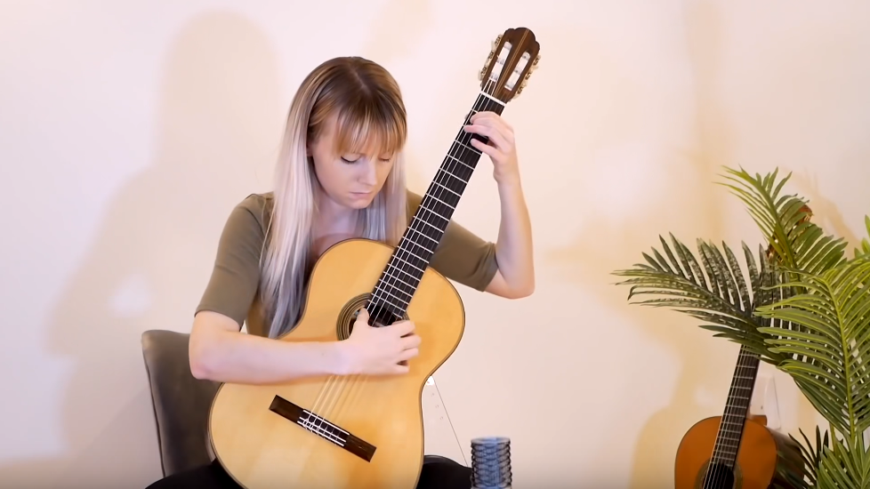 古典吉他美女演绎「魔笛：索尔 莫扎特主题变奏曲」